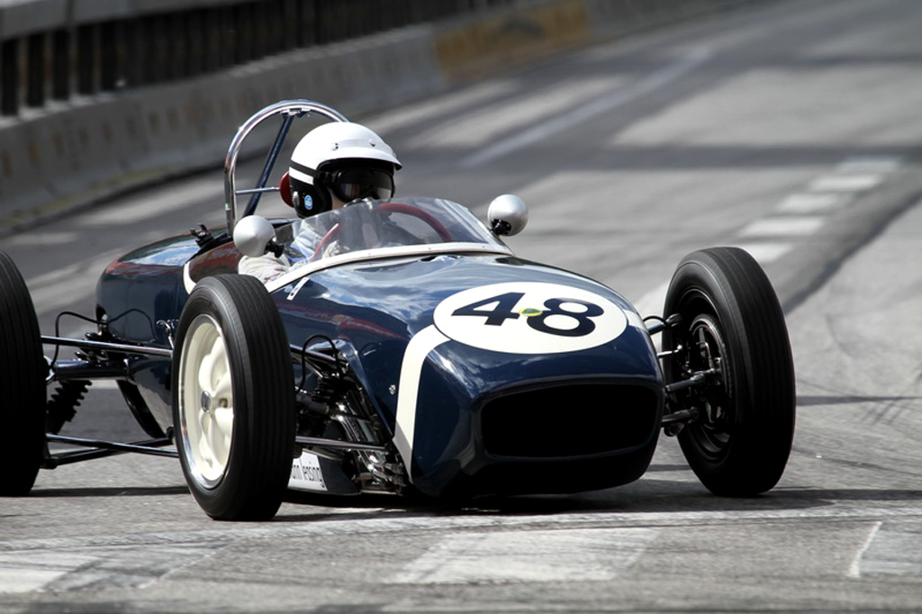 Måske kender de færreste John Delane, men han er en hurtig og rig herre, der også er med i historisk formel 1. Han ejer en af gudebilerne over dem alle - Jackie Stewarts Tyrrell 006/2 fra 1973. Hans besøg i Danmark hang vist sammen med at datteren bor i Norge
(Foto: Motorsporten.dk)